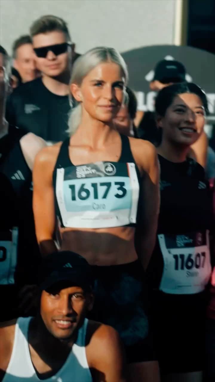 キャロライン・ダウルのインスタグラム：「my body said: run  my mind said: run my face said: wtf am I doing here」