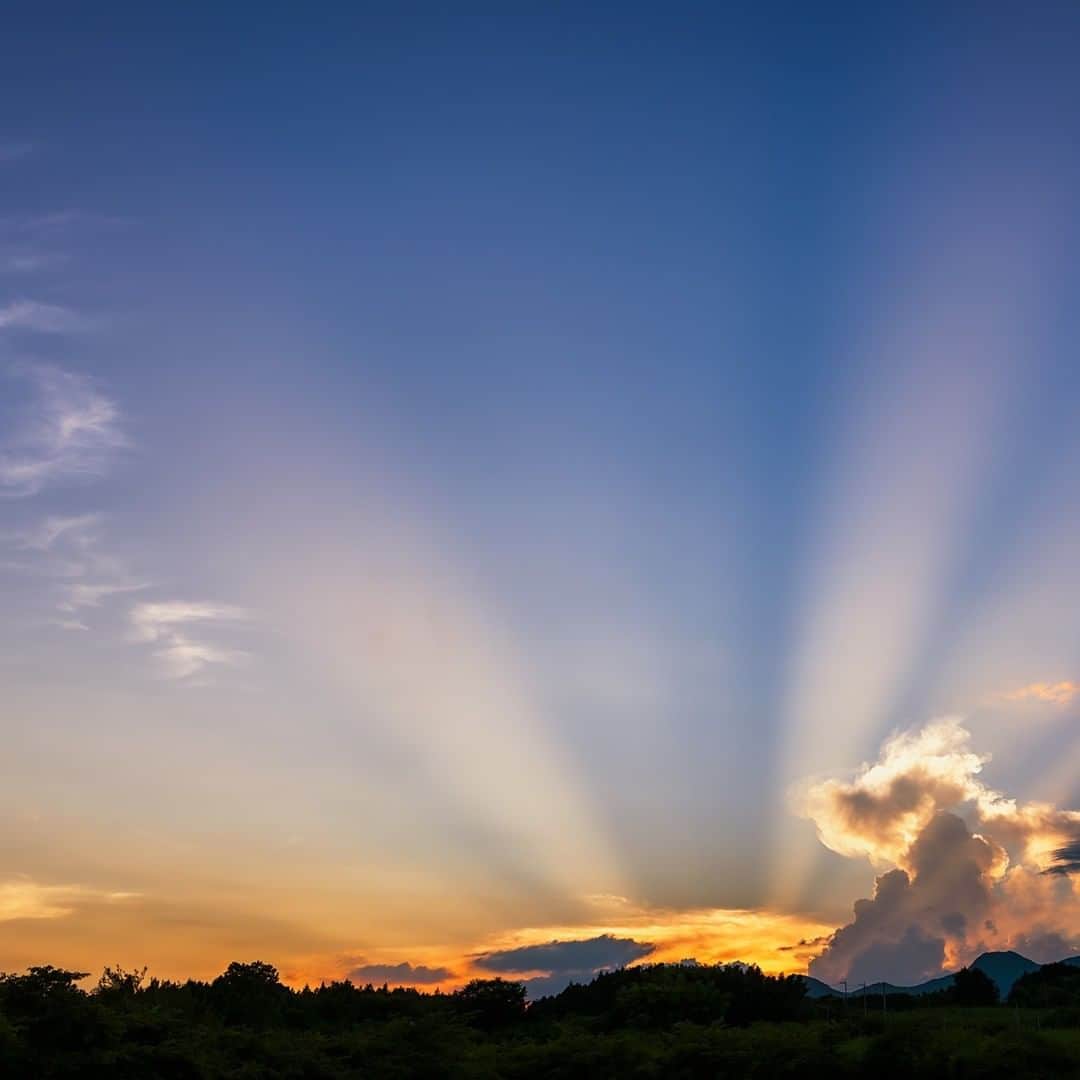 KAGAYAのインスタグラム：「沈む間際の太陽と雲とがつくり出した見事な光の筋。 この現象は薄明光線とよばれます。 （一昨日、群馬県にて撮影）」