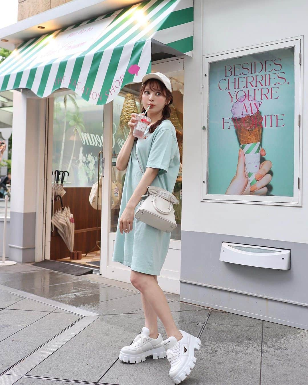 小沼瑞季のインスタグラム：「🍨🛼💚 ⁡ ⁡ her lip to期間限定アイスクリームショップへ🍨 アイスとドリンク頼んだよ🥤🩷 あいにくの天気だったので 今日はかなり空いてました🙆‍♀️ ⁡ ⁡ 超カジュアルコーデだったので 髪型は三つ編みに💇‍♀️ ⁡ one-piece #maisonkitsune sneaker #prada bag #maisonmargiela  cap #celine ⁡ ⁡ ⁡ そしてちょうど一週間前  @the_roppongi_clinic の @dr.sayakanagao 先生に お肌治療をしてもらいました🩵 ・水光注射（美白成分➕ボトックス） ・ザロク式強力毛穴撃退プレミアム をやってきました✨ 毛穴を研究している沙也加先生独自の方法で 今まで頑固な毛穴までもかなりキレイになるそう✨ そしてEGF入りPRPを無くす修正注射も！ ⁡ 一気にお肌施術して直後はかなり赤くなりましたが 数時間後にはすぐに引いて 次の日には普通にメイクで隠れる程度でした🩷 ⁡ ⁡ さやか先生のおかげで お肌の状態が本当に良くなった🥰 いつもありがとうございます❣️ ⁡ ⁡ #herlipto #roppongihills #roppongi #herliptoicecream #tokyocafe #東京カフェ #六本木カフェ #ハーリップトゥー #六本木ヒルズ #メゾンマルジェラ #プラダ #メゾンキツネ #セリーヌ #みいきのカフェめぐり☕️🍰 #みいきコーデ」