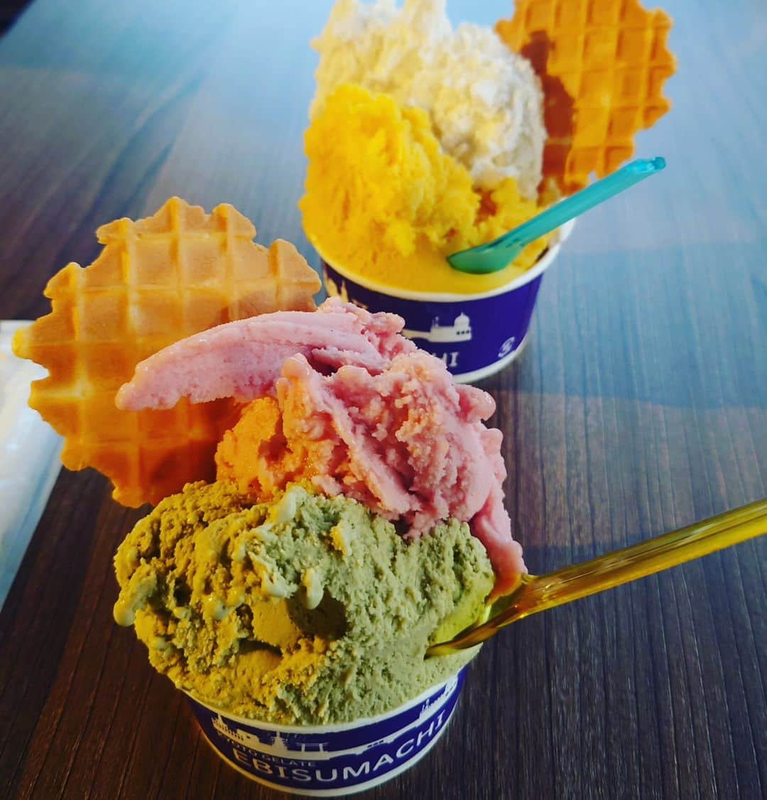 足立玲菜のインスタグラム：「京都のここのジェラート大好きなの〜🥺 数少ない壺型のお店🍨  残念ながら行った時はマスカルポーネなくて残念だったけど、またいつかマスカルポーネ食べたい… マスカルポーネ出るときは教えて欲しい🥺 神奈川から飛んでいきます🚗💨  えびす町 @kyotogelato_ebisumachi   . . . #ジェラート #壺型ジェラートショーケース #ジェラート屋さん #ミルクアイス大好き #アイス大好き」