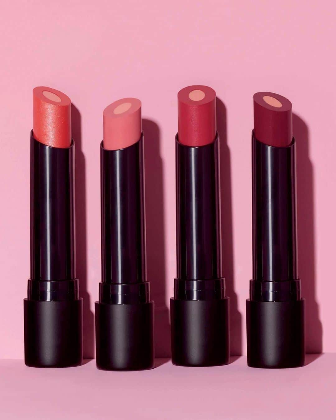 エイボンさんのインスタグラム写真 - (エイボンInstagram)「The only lipstick in the US with a Bio-Retinol core. ✨ Perfect for anti-aging. 💄fmg Cashmere Essence Lip Cream.  Shop now for up to 55% off!  #lipcare #lip #lipcombo #antiaging」8月1日 22時00分 - avoninsider