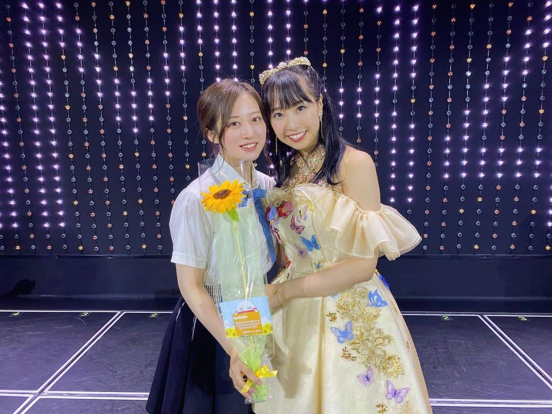 川上千尋さんのインスタグラム写真 - (川上千尋Instagram)「🌻  #加藤夕夏卒業公演   セレモニーに出演させていただきました☺️  うーちゃんが呼んでくれたみたいで…  加入した約11年前から 最後までずっと気にかけてくださる先輩😌  うーちゃんからは夢を諦めない姿勢を学びました。そしてその夢に向かって努力をし続ければ叶うというお手本も後輩に見せてくれました  ダンスユニット だんさぶる！ にも誘ってくれて、そのおかげで自分のパフォーマンスに自信を持てるようになりました⚡️  感謝をしても、しても、 足りません🥹  本当にありがとう！！  最後の姿 めっちゃかっこよかったし めちゃくちゃ輝いてた！  うーちゃんのこれからが 素敵なものになりますように。  また、会えますように☺️💚  #TU #卒業おめでとう  #大好き #先輩 #うかうか  #NMB48 #うーちゃんファンの皆さん  #ひまわりありがとうございます🌻」8月1日 22時01分 - this_chihhi