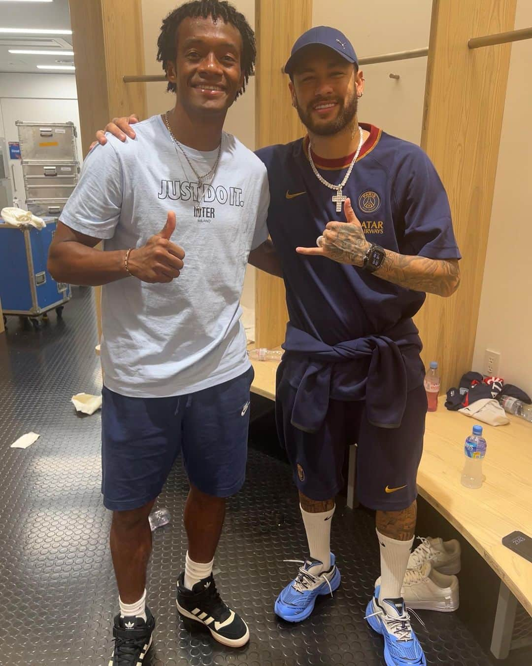 フアン・クアドラードのインスタグラム：「Hija mira mi foto,  @neymarjr 🙏🏾💪🏾  Gracias Japon 🇯🇵 a seguir preparándonos para lo que se viene de la mano De Dios」