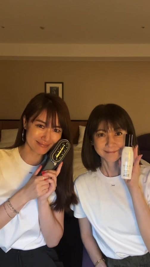 のインスタグラム：「和代に最新のEMSを試してもらいました😆  商品は、ハイライトにリンク貼ってます💁‍♀️  フェースビューティ化粧品ご購入ご希望の方はメールアドレスをDMに送ってくださいね🙋‍♀️  @alice.yoshida1022  #ems #美容機器 #モデル #美容家 #アラフィフ #53歳 #pr」