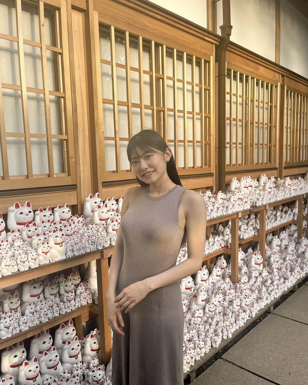 出町杏奈さんのインスタグラム写真 - (出町杏奈Instagram)「いったいぜんたい招き猫何匹いるんだろう❔  ちなみの首は虫刺されです🤒 今年になってもう15箇所は刺されてる﹨ 💉 ∕」8月1日 22時10分 - annnna_44