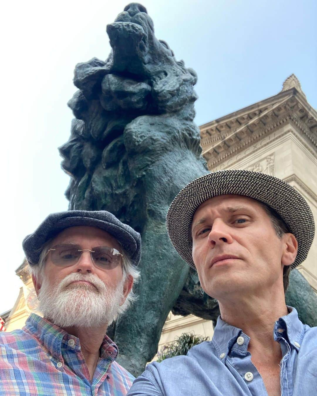 シーマス・デヴァーのインスタグラム：「Our day trip to Chicago for a full day of art at the Institute. My father, the art lover, informed me that he hadn’t been there since he was in high school. We got the bum’s rush and they brought out the brooms because 6 hours just wasn’t enough. Then a stop at @pequodspizza to introduce my dad to my favorite deep dish. Don’t be sore at me, Chicago buddies. I only had time for art and pizza.」