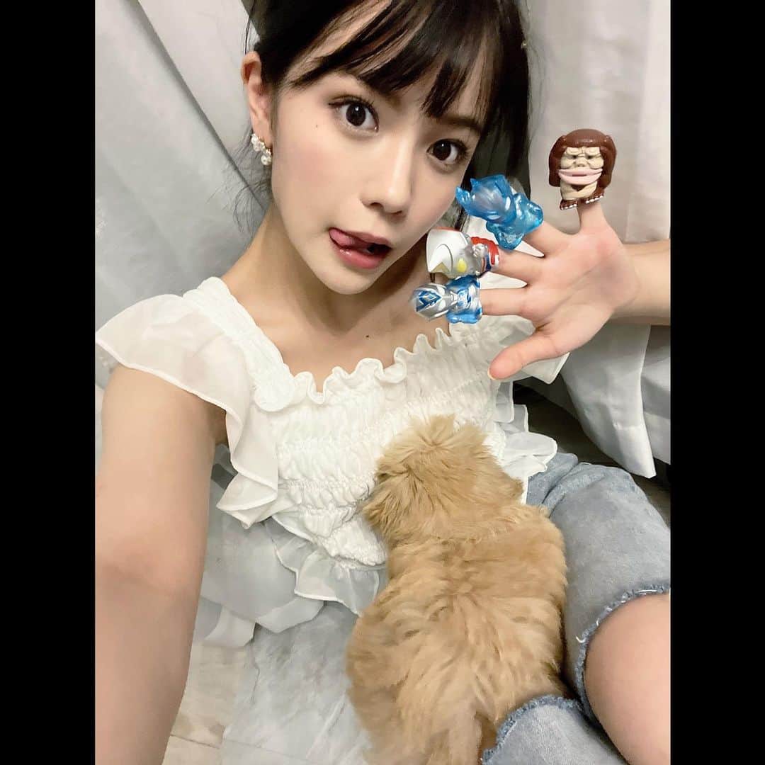 村山優香のインスタグラム：「モアたんにお土産💗 ダイナさんがお気に入りみたいで ずーーと遊んでます⛅️」