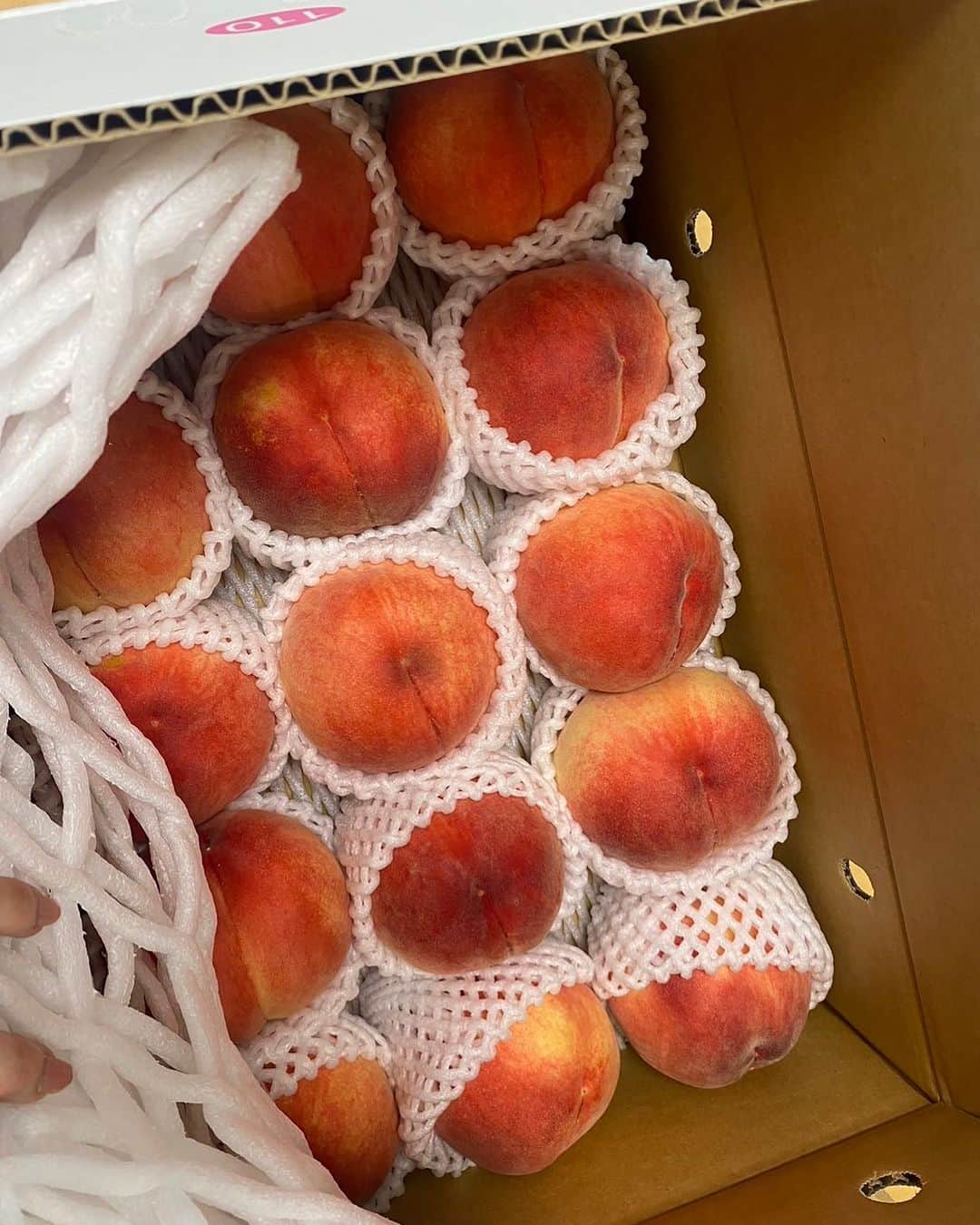 のインスタグラム：「福島から美味しい桃が届きました。幸せっていい匂いがするんだぜ！😊🍑😊」