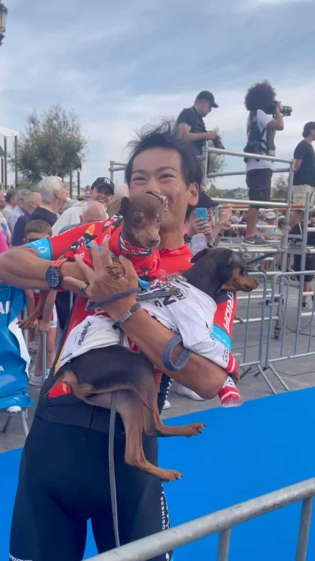 新城幸也のインスタグラム：「Corin & Rinku in @dklasikoa with @yukiyaarashiro 😆 もうすぐ11歳になる小輪と3歳になる輪久と一緒に。 レッドカーペットならぬ、ブルーカーペットを堂々歩きましたょ🐕 後何度、パパさんのレースを見られるかわからないから、良い思い出になりました✨  #bluecarpet  #miniaturepinscher  #愛犬  #いぬすたぐらむ  #いぬバカ部  #ミニピン  #ミニチュアピンシャー  #手作りウエアー」
