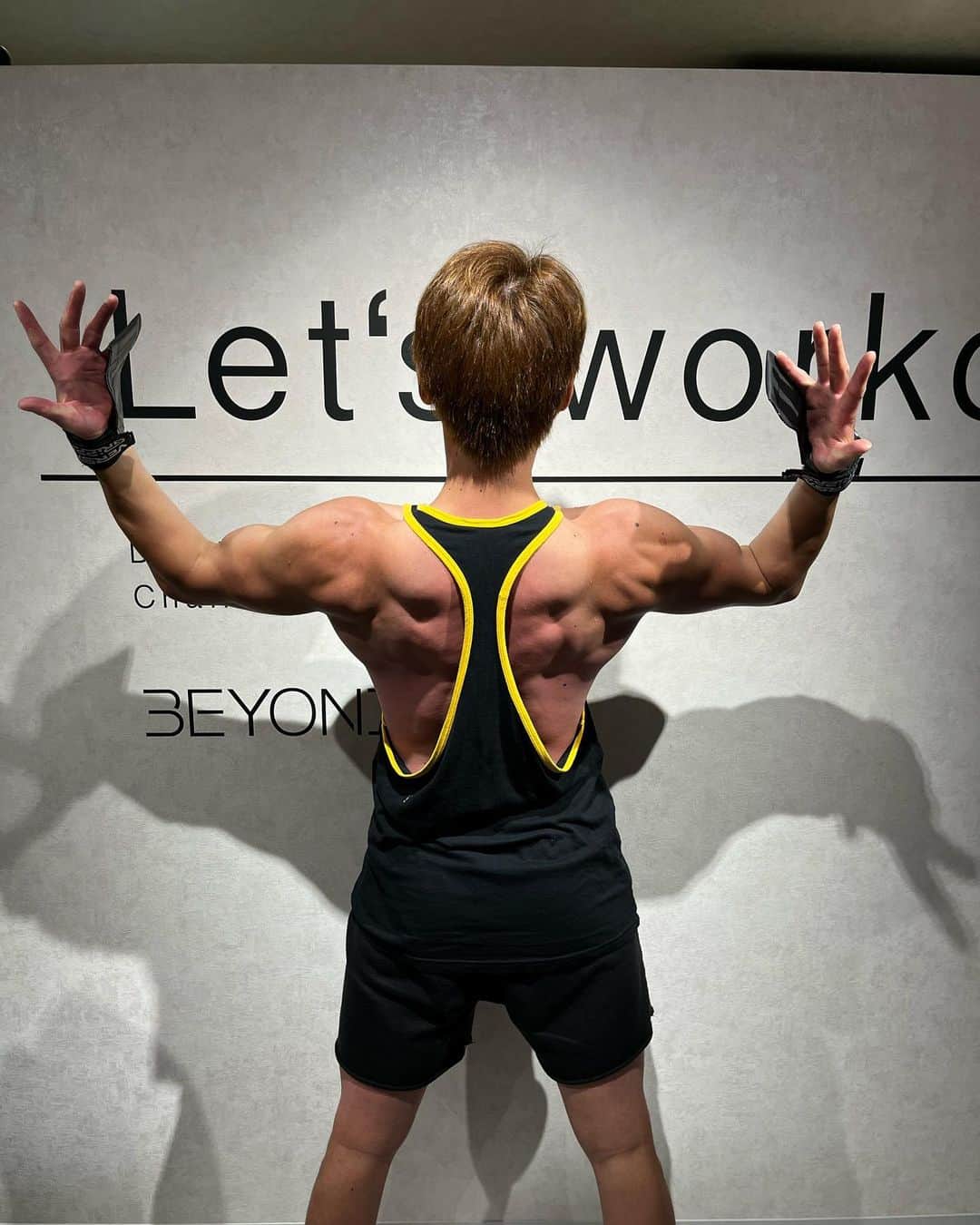 小見山直人 のインスタグラム：「🙋‍♂️💪  8月スタート🙋‍♂️✨ 8月も楽しみながら1日1日大事に一生懸命頑張っていきましょう💪✨  毎日自分との勝負💪  素敵な夏にしましょう😊  #ジム #トレーニング #筋トレ #ベストボディジャパン #lol」