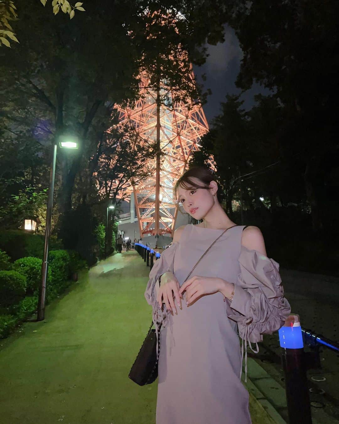 鳥海絢菜さんのインスタグラム写真 - (鳥海絢菜Instagram)「・ 何億年振りかの東京タワー、近くでみたらめっちゃキレイだった🌃🪄 ・ ・ #fashion #onepiece #snidel #shein #valentino #tokyo #東京タワー #夜景」8月16日 17時55分 - lemchan__