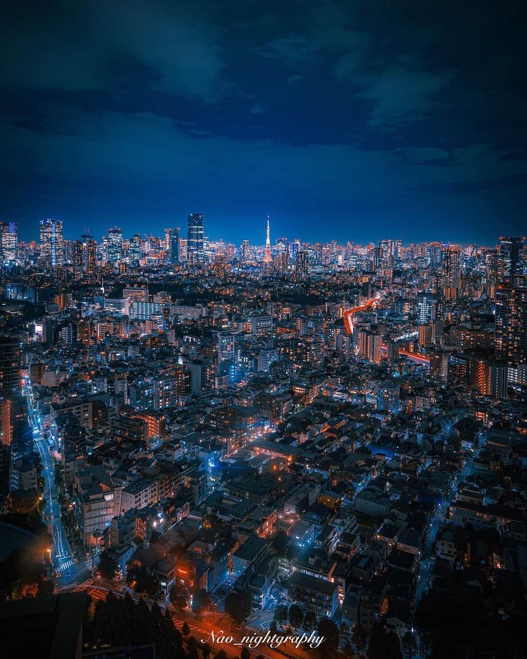 東京タワーさんのインスタグラム写真 - (東京タワーInstagram)「. your tokyotowerでも御馴染み、 恵比寿ガーデンプレイスから撮影された東京タワー！   過去に紹介させて頂いた写真よりも、 少し遠目の構図で撮影されていますが、 東京夜景の広がりが感じられて、魅力が伝わる一枚です！   実際に自分の目で見てみると 思わず見惚れてしまうのでしょうね✨   本日は、Your Tokyo Tower🗼から @nao_nightgraphy さんのお写真をご紹介！   素敵なお写真をありがとうございました😊  --------------------------------  【 お知らせ 】  ■ Your Tokyo Tower 🗼  # your_tokyotowerで あなたの東京タワーをリポスト！  @tokyotower_official の タグ付けをしてくれると見つけやすいよ！  皆様からの投稿 どしどしお待ちしております！  ■ 公式LINE  東京タワー公式LINEでは 東京タワーのイベント情報を お届けしています！  詳細はプロフィールにあるリンクから↓ @tokyotower_official  --------------------------------  #東京タワー #東京タワー🗼 #tokyotower #tokyotower🗼  #夜景 #東京夜景 #nightview」8月16日 17時56分 - tokyotower_official