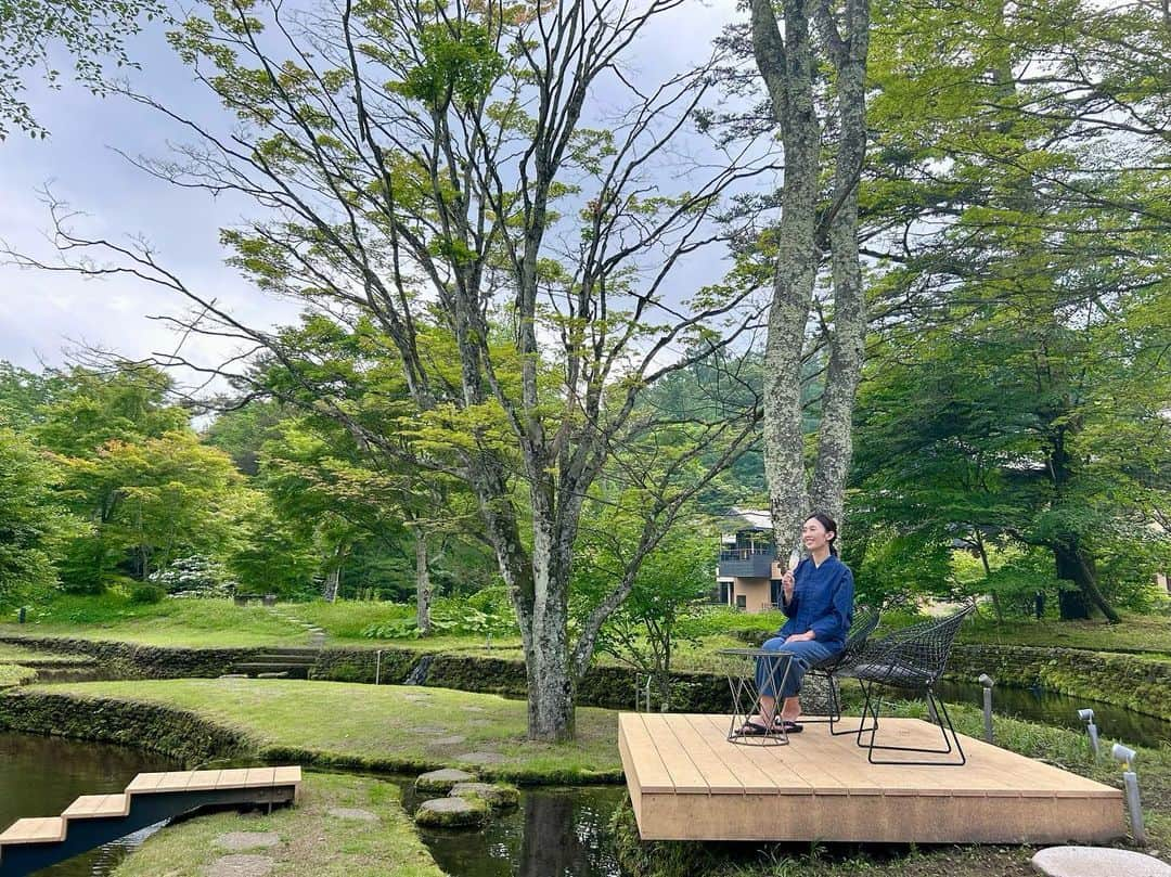 篠原菜月のインスタグラム：「🌿🌿🌿 ⁡ マイナスイオンたっぷり☺️🌿 空気も澄んでいて気持ちよかった。 ⁡ テラスでは15時～17時の間、キッチンカーがきてお茶菓子とドリンクのサービスを行っているのでいただきました🥂 ⁡ ⁡ ⁡ @hoshinoya.official   #軽井沢#軽井沢旅行#星のや軽井沢 #棚田テラス#自然#マイナスイオン#hoshinoya#hoshinoyakaruizawa#karuizawa#summer」