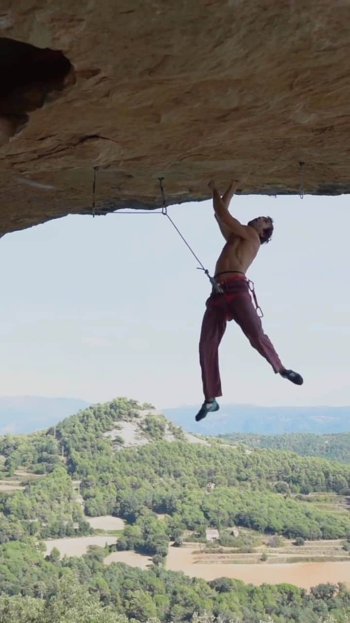 クリス・シャーマのインスタグラム：「There’s a party 🎈 on the rooftop! You’re all invited! @prana  @tenayaclimbing  @petzl_official  #pranaadventurer」