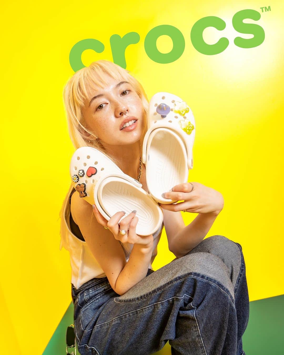 クロックス（crocs）さんのインスタグラム写真 - (クロックス（crocs）Instagram)「クロックスコーデ feat. @ashley__0625   クールandクラシック with ジビッツ™️チャーム💚  #クロックス #ジビッツ #crocs #jibbitz」8月16日 18時00分 - crocsjp