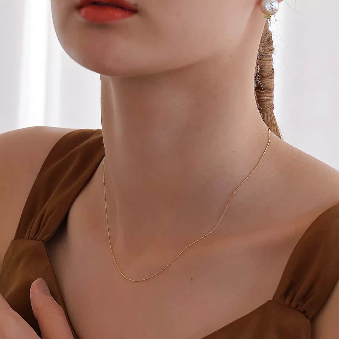 JUPITERのインスタグラム：「cometチェーンネックレス ￥22,000  夜空に現れるほうき星をイメージしたネックレス。 細かな光が首元を繊細に彩ります。  スライドチェーンで長さが調整できるので、様々なコーディネートに合わせて楽しめます。  #jupiter #jewelry #fashion #instajewelry #fashionjewelry #instafashion #gift  #necklace #K10  #gold #ジュピター #ジュエリー #ファッション #ギフト #ネックレス #ネックレスコーデ #ネックレス重ねづけ #ゴールド」