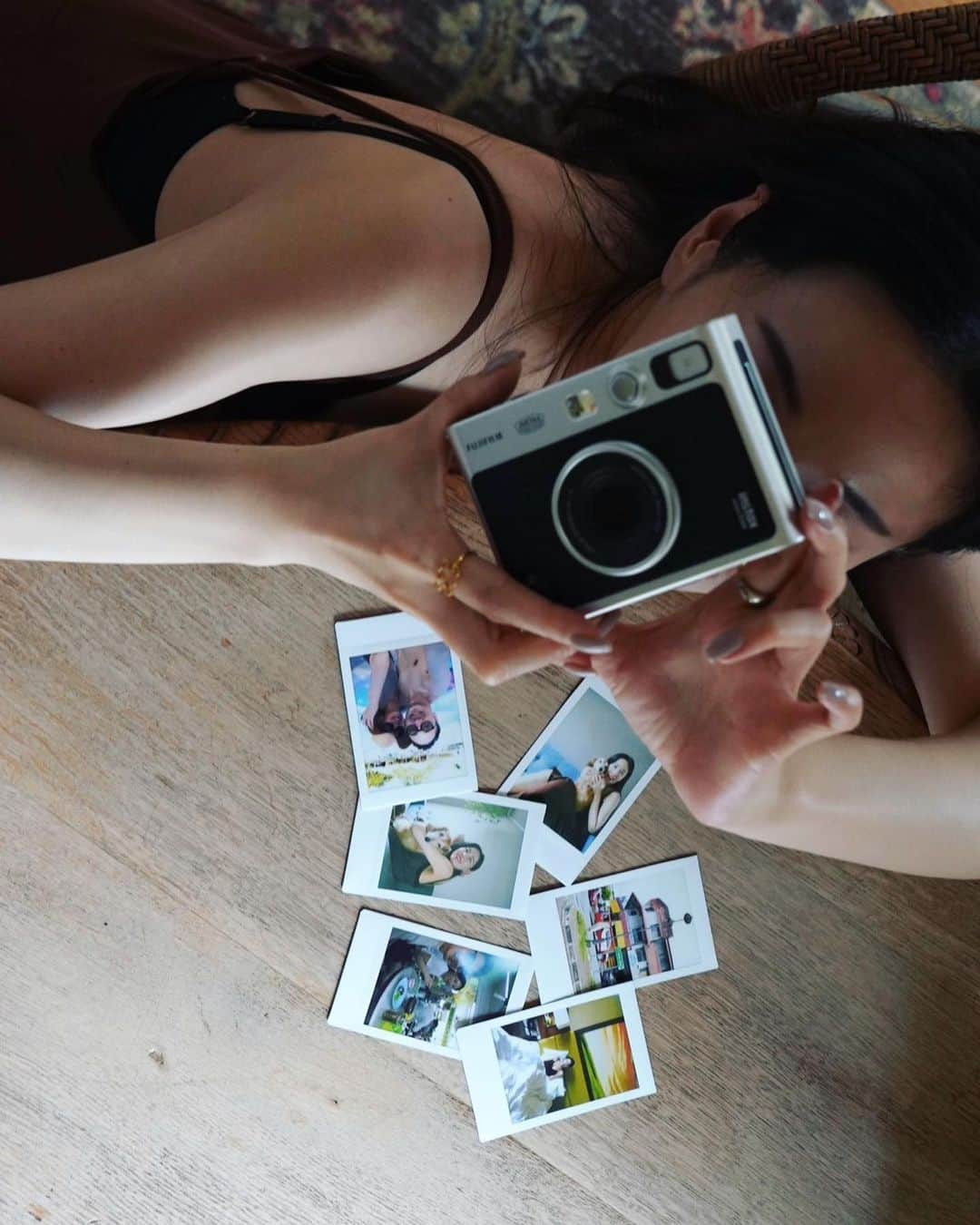 Fujifilm instaxのインスタグラム：「＼使ってみたい！と思ったら「📷」でコメントしてくださいね／ 【日常をもっとドラマチックに🎠INSTAX mini Evo】  家で愛犬と過ごす時間や、お出かけの思い出👒 日常の一瞬一瞬を、チェキで形にして残しませんか？  INSTAX mini Evoなら、レンズエフェクトとフィルムエフェクトを組み合わせて100通りの撮影が可能🌙 撮影したいイメージを、思いのままに表現できちゃいます✨  クラシカルで高級感あふれるデザインだから 持っているだけでも気分が上がりますね☺️  Special Thanks😌 @taniiyuii  ﹋﹋﹋﹋﹋﹋﹋﹋﹋﹋﹋﹋﹋﹋﹋﹋﹋﹋﹋﹋﹋﹋﹋﹋ ˗ˏˋ 「𝐢𝐧𝐬𝐭𝐚𝐱 <チェキ> 」公 式 ア カ ウ ン ト ˎˊ˗ 　チェキを楽しむためのヒントをたっぷりとお届け…🤍   　📷新商品情報 　📷すてきな投稿紹介  　📷 撮影アイデア  🏷 #チェキ #instax  タグ付け&メンションしてね♡  素敵な投稿はこのアカウントで紹介しちゃうかも🌷   𝑪𝑯𝑬𝑪𝑲 👉@cheki_instax ﹋﹋﹋﹋﹋﹋﹋﹋﹋﹋﹋﹋﹋﹋﹋﹋﹋﹋﹋﹋﹋﹋﹋﹋ #チェキ #INSTAXlife #INSTAX #INSTAXmini  #INSTAXcamera #cheki #FUJIFILM #富士フイルム #チェキのある生活 #マイチェキ #INSTAXminiEvo #インスタックスミニエヴォ #フィルムカメラのある生活 #フィルムカメラ #selfie #カメラ女子 #チェキ女子 #日常の記録 #愛すべき日常を写真で残そう #日々の暮らし #日々フィルム #生活とフィルム #犬フォト #暮らしを楽しむ #フィルム部 #モノトーンインテリア #マストアイテム」