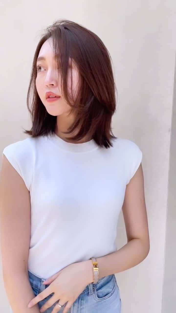 柳田菜月のインスタグラム：「New hair style ✂︎ . 顔周りに動きをつけてもらい、 ナチュラルなブラウンカラーで夏らしく @amis_kazuaki_awabuchi  . #newhaircut #hair  #hairstyle #new #ヘアスタイルミディアム  #ナチュラルブラウン」