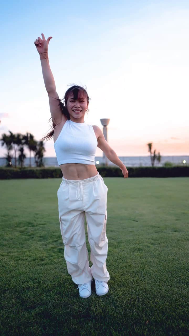 のインスタグラム：「体操選手が推しの子ダンス踊ってみた　A gymnast tried Oshinoko dancing  めっちゃええ景色☀️ 白×白の衣装も見て欲しいです！ Very nice scenery. I also want you to see the white × white costumes!  #ダンス　#アクロバット  #バク転　#杉原愛子　#推しの子 #dance　#acrobat  #backflip　#aikosugihara 　#shorts」
