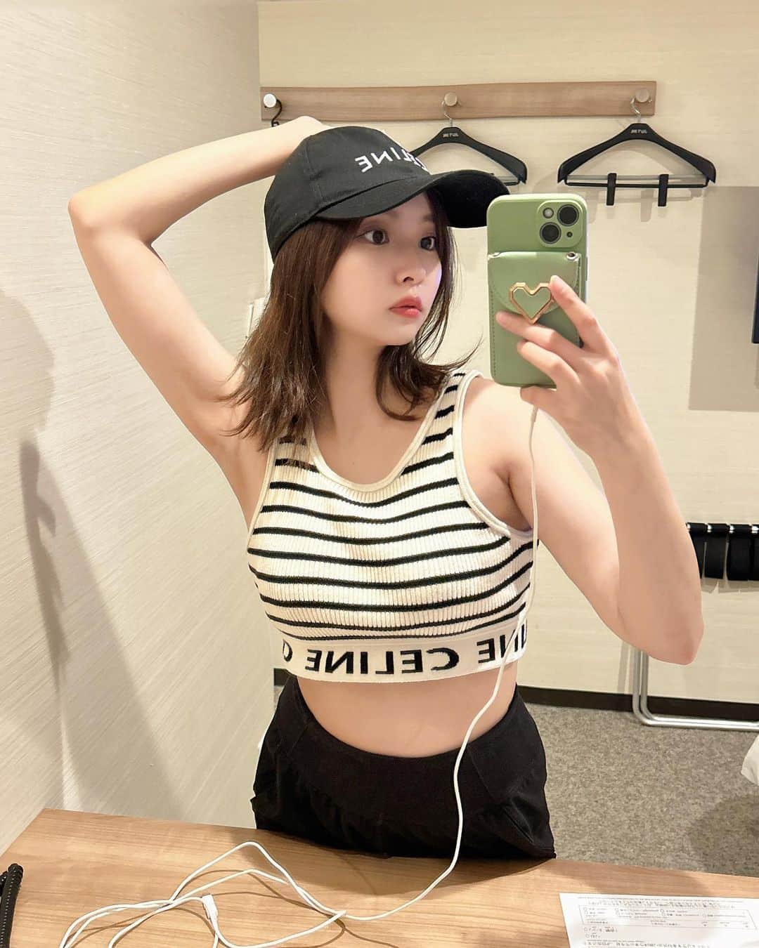 川井優沙のインスタグラム：「加工アプリさまさまです . #ootd」