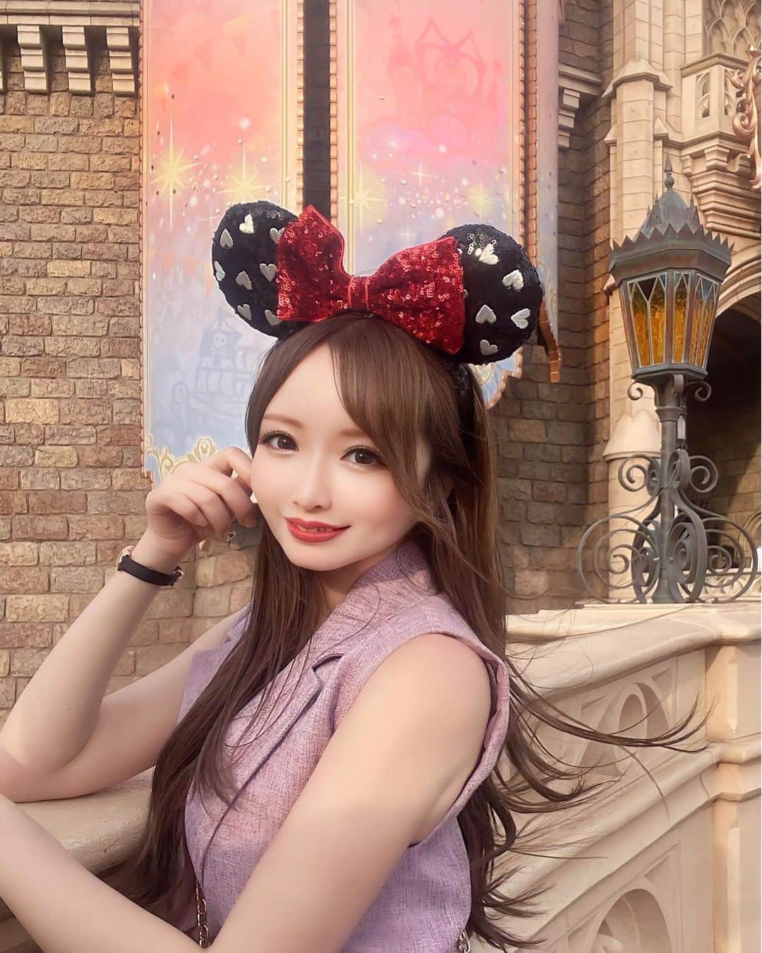 希咲みらいのインスタグラム：「シンデレラ城の前はこの日風が強すぎた🏰🤍笑  #新宿 #歌舞伎町 #六本木 #北新地 #すすきの #大阪ミナミ #中洲 #キャバ嬢 #キャバクラ #ラウンジ #kabukicho #乳スタグラム #disneyland #ディズニーランド #ディズニーコーデ #disney #ディズニーカチューシャ #ディズニー #東京ディズニーランド #舞浜 #andcouture」