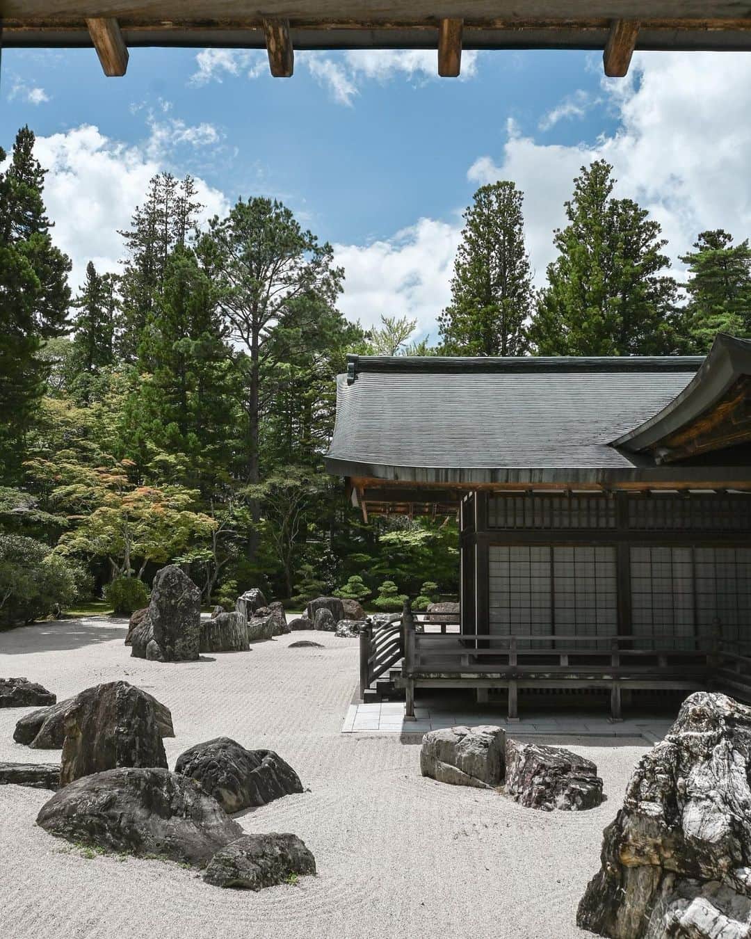 Visit Wakayamaのインスタグラム：「. Take a moment to contemplate the beautiful Banryu-tei Garden at Kongobu-ji Head Temple at Koyasan; Japan's largest rock garden. 📸 @sakitrip86 📍 Kongobu-ji Head Temple, Wakayama . . . . . #discoverjapan #unknownjapan #instajapan #landscape #japan #japantrip #japantravel #beautifuldestinations #wakayama #wakayamagram #explore #adventure #visitwakayama #travelsoon #visitjapan #stayadventurous #igpassport #explorejapan #lonelyplanet #sustainabletourism #kongobujitemple #worldheritage #koyasan # #spiritualjourney #pilgrimage #japanesetemple #rockgarden #drygarden #banryu」
