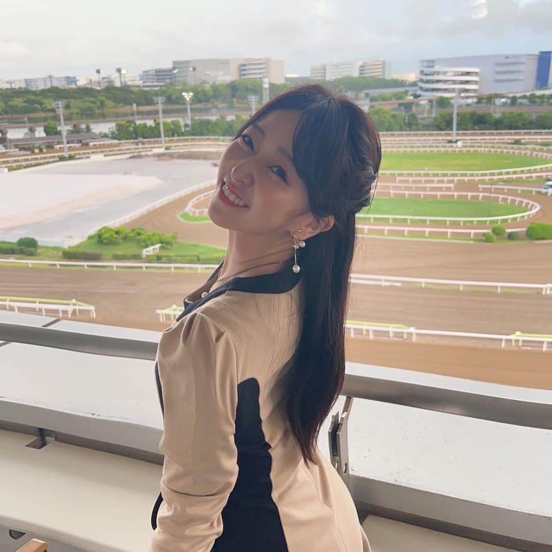 中冨杏子さんのインスタグラム写真 - (中冨杏子Instagram)「🐴🏑  大井競馬場に🐴‼️ 応援インフルエンサーとして ホッケータウンしながわ賞という 冠レースが行なわれたのでお邪魔してきました！  日本代表の選手の方々と一緒に🌸 とても選手の皆様明るくて🥹 そして華麗で、力強かった…♡♡ 気さくに話していただき、、 とにかく笑顔が素敵すぎました🥹  私にとっても初めて競馬場🙋‍♀️  当日は岐阜県各務原市名産の各務原キムチをトッピングしたシロホルモン焼うどんと 日本代表のユニフォームをイメージしたサワーも限定で発売されてたよー‼️ もうね めちゃくちゃ美味しかった…♡  品川区さんが力をいれて応援してるフィールドホッケー🔥 皆さんの応援の熱さを感じ、冠レースという凄い機会に携わらさせていただき光栄でした！  表彰台での記念撮影にも参加させていただき痺れました🥹♡♡  次は9月2日、3日に 大井ホッケー競技場でホッケー日本代表国際強化マッチが行われるそうです！ 私はこの日は行けないのですが、きっと素敵な試合が繰り広げられることと思います！ 皆さん是非応援に🥹📣✊🏻  #ホッケーで騒ごう  #フィールドホッケー  #ホッケー #さくらJAPAN #サムライJAPAN  #ホッケー女子  #ホッケー女子日本代表 #及川栞 選手  @shihori.3  #島田あみる 選手  @s__m_da0623  #鳥山麻衣 選手  @mai_toriyama  #永井葉月 選手 @hazuki815hazuki   #ホッケータウンしながわレース #冠レース #各務原キムチ #品川区 #大井競馬場」8月16日 18時01分 - anko_nakatomi