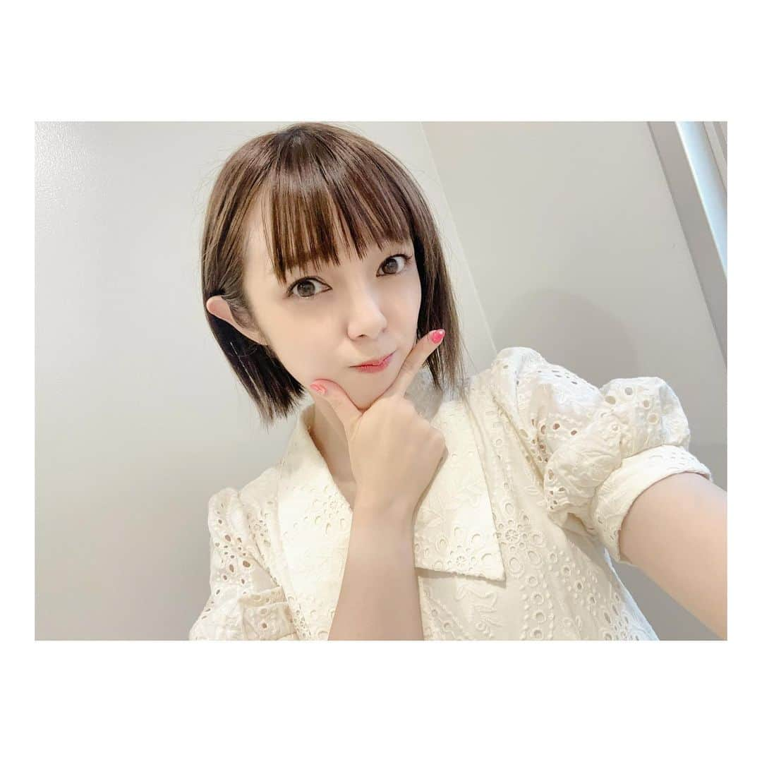 佐藤聡美さんのインスタグラム写真 - (佐藤聡美Instagram)「* * * 先日、母校である「東京アナウンス学院」の 体験入学ゲストトークにお邪魔してきました🌷  * *  卒業生ということで あれやこれやを今の私の目線で 皆さんに頑張って欲しいことや 私自身が今もタメになっている授業 考え方、学生時代のことなどなどなど お話しさせていただきました…！  * *  普段のお仕事よりも すごくすごく緊張してしまう ゲストトークなのですが（笑） 在校生MCのお2人が、とっても朗らかに進行してくれたので 安心できました✨✨なんて優秀な後輩なのでしょう…！  おふたりとも、ありがとうございました😊  * *  校内には、出身者のお名前や出演作のポスターが ずら〜〜〜りと飾られていました…！ 知ってる人や仲の良い人、あと家族も（笑）。 この人も卒業生なの！？とびっくりするような方もいて 改めて、すごい学校だな〜✨と感動です。  けいおん！のポスターも ずっとずっと掲示してくれてて嬉しい…💛 ありがとうございます！  * * *  夢を追いかける皆さんにとって ためになるお話が出来ていたら嬉しいな。  いつか、スタジオでお会いしましょうね！  * * * #東京アナウンス学院  #アナ学  #体験入学  #卒業生  #ゲストトーク  #緊張しました 🌀 #けいおん の #ポスター  #発見 ！ #佐藤聡美」8月16日 16時28分 - sugar_me58