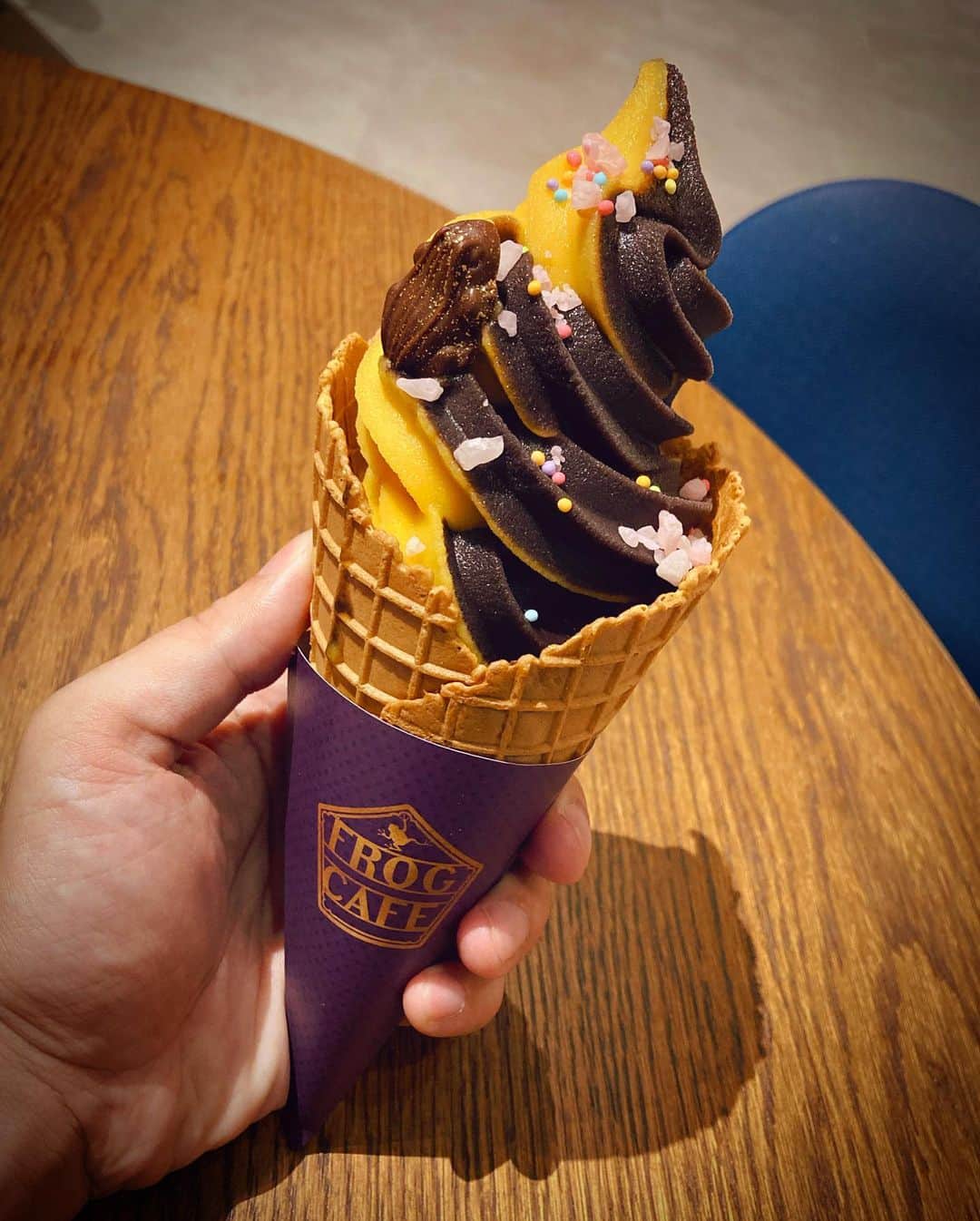 大岡源一郎のインスタグラム：「嬉しかったわ〜。(※ネタバレ注意) . #ハリポタツアー #マンゴーアンドブルーベリー #グリフィンドールカップケーキ #魔法省」