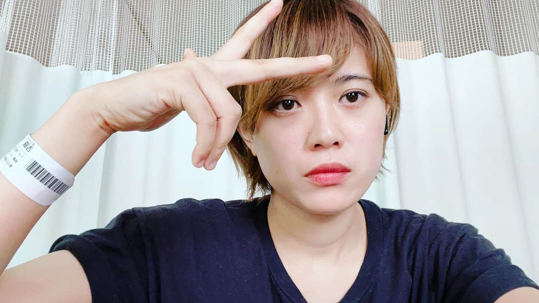 吉原茉依香のインスタグラム：「入院してるけど結構無事です  #にゅうじ #入院中の自撮りのことだよ #生存報告 #おばあたんと塗り絵してる」