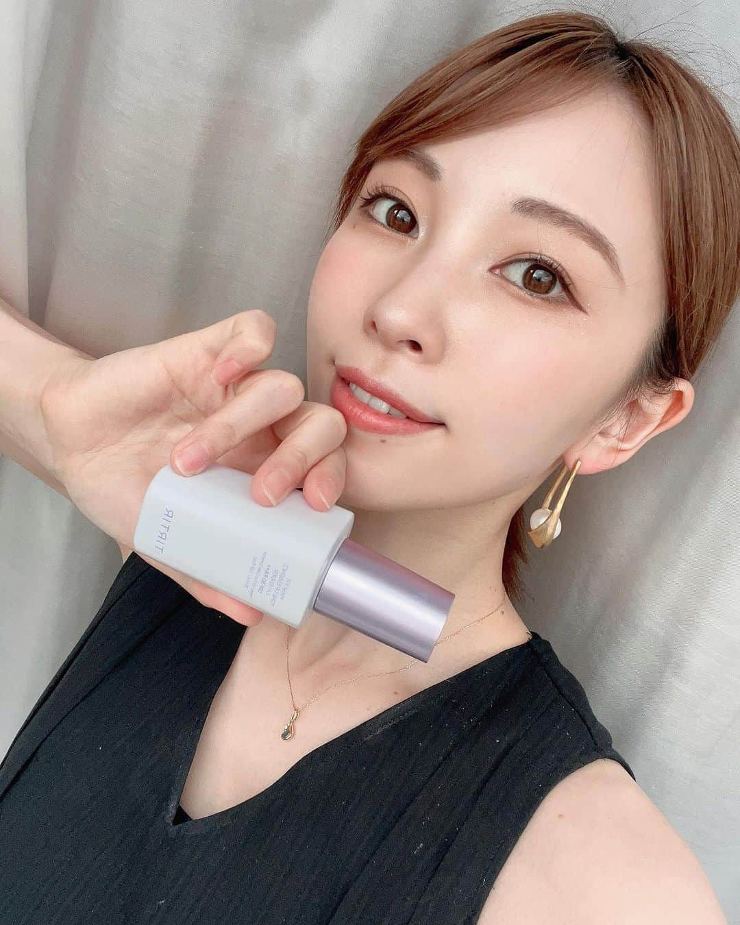 藤原望未のインスタグラム：「. . 人気のTIRTIR ( @tirtir_jp_official ) さんの、 化粧下地「MASK FIT TONEUP ESSENCE 」から 新色が出たよ😳！  私は、くすみや黄みを補正してくれる ラベンダーを使ってみました🥰  綺麗にトーンアップして、透明感を引き出してくれるので、 肌が明るくなってとっても嬉しい☺️✨️  赤みを抑えるグリーンもあるので、 お悩みに合った色を選んでみてね❣️  比較的サラサラしたテクスチャーなので、 塗りやすく伸びも良かった🙆‍♀️ 私はベタベタしちゃうのが凄く気になっちゃうタイプ だけど、これは最近毎日使えてる💋  日焼けしてくすみがちになるこれからは、 特に重宝しそうです😜   #tirtir  #化粧下地  #トーンアップ  #トーンアップ下地   #コスメ  #コスメ紹介 #コントロールカラー  #ラベンダー  #くすみ改善  #pr  #透明感メイク   #ベースメイク  #色白美人」