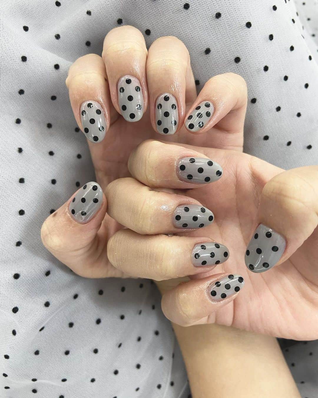 のインスタグラム：「着てる服と同じデザインにしてもらった。  かわい。  @nail_eyelash_maxkelly.ebisu」