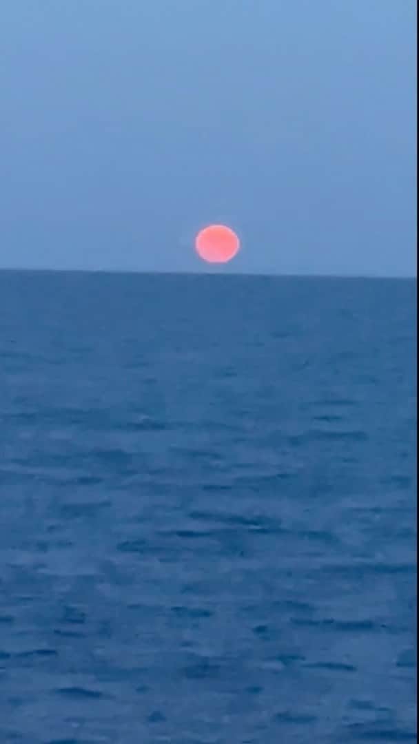 ヨランテ・ヴァン・カスベルヘンのインスタグラム：「Red moon’s glow, in night’s embrace, Whispers secrets through space. Crimson beacon, mystic sight, Paints the skies with fiery light. 🌚❤️」