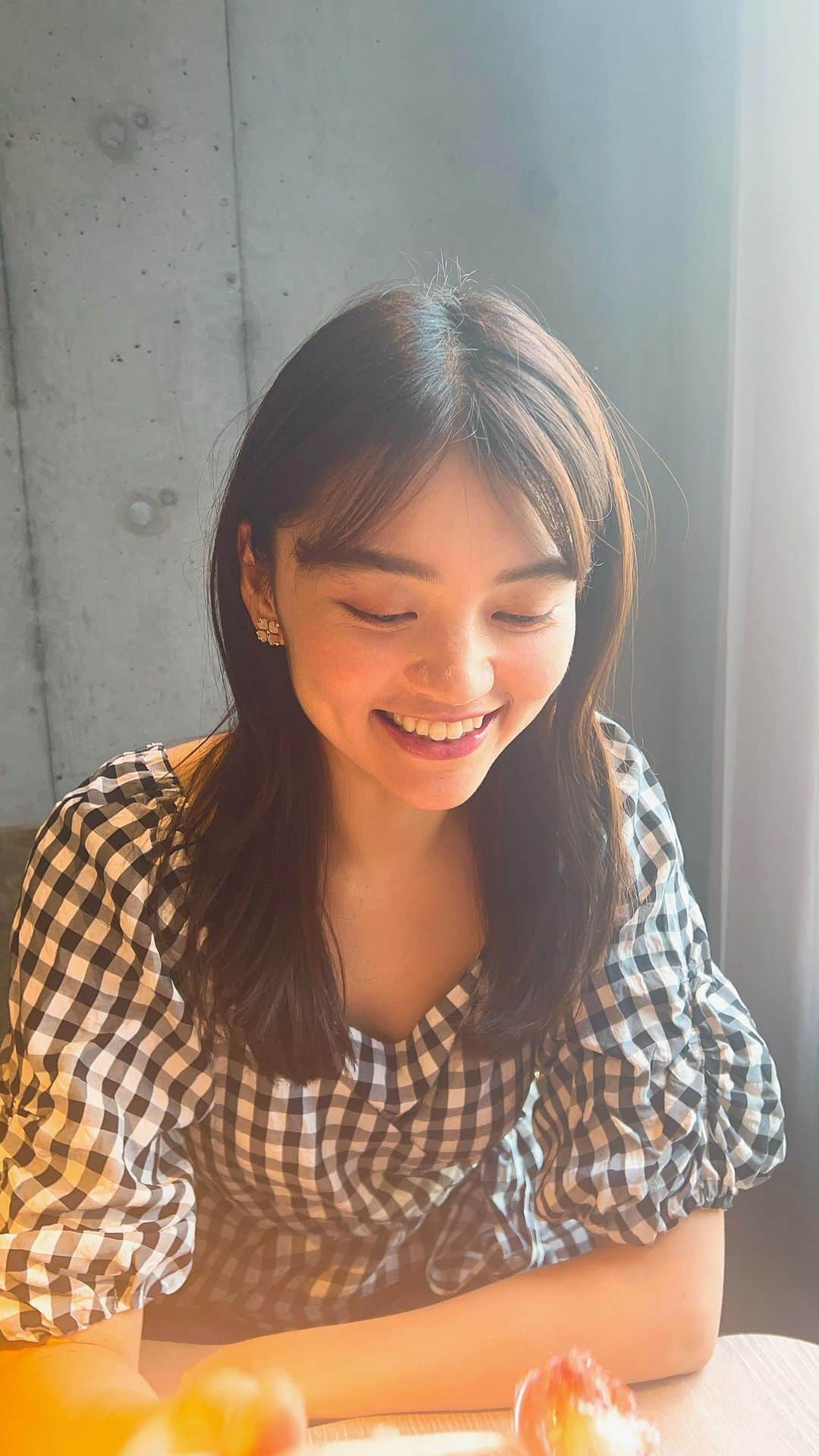 高原愛のインスタグラム：「お友達とHISAYAでいちご🍓酒粕のかき氷食べに行ってきた💖 いちごと合うように可愛らしくギンガムチェック着て行ったのにかき氷と一緒に撮るの忘れて真剣に食べてた😙美味しかった〜🤤🤤🤤  #HISAYA#かき氷#かき氷巡り#かき氷🍧#cafe#🍓#💖」