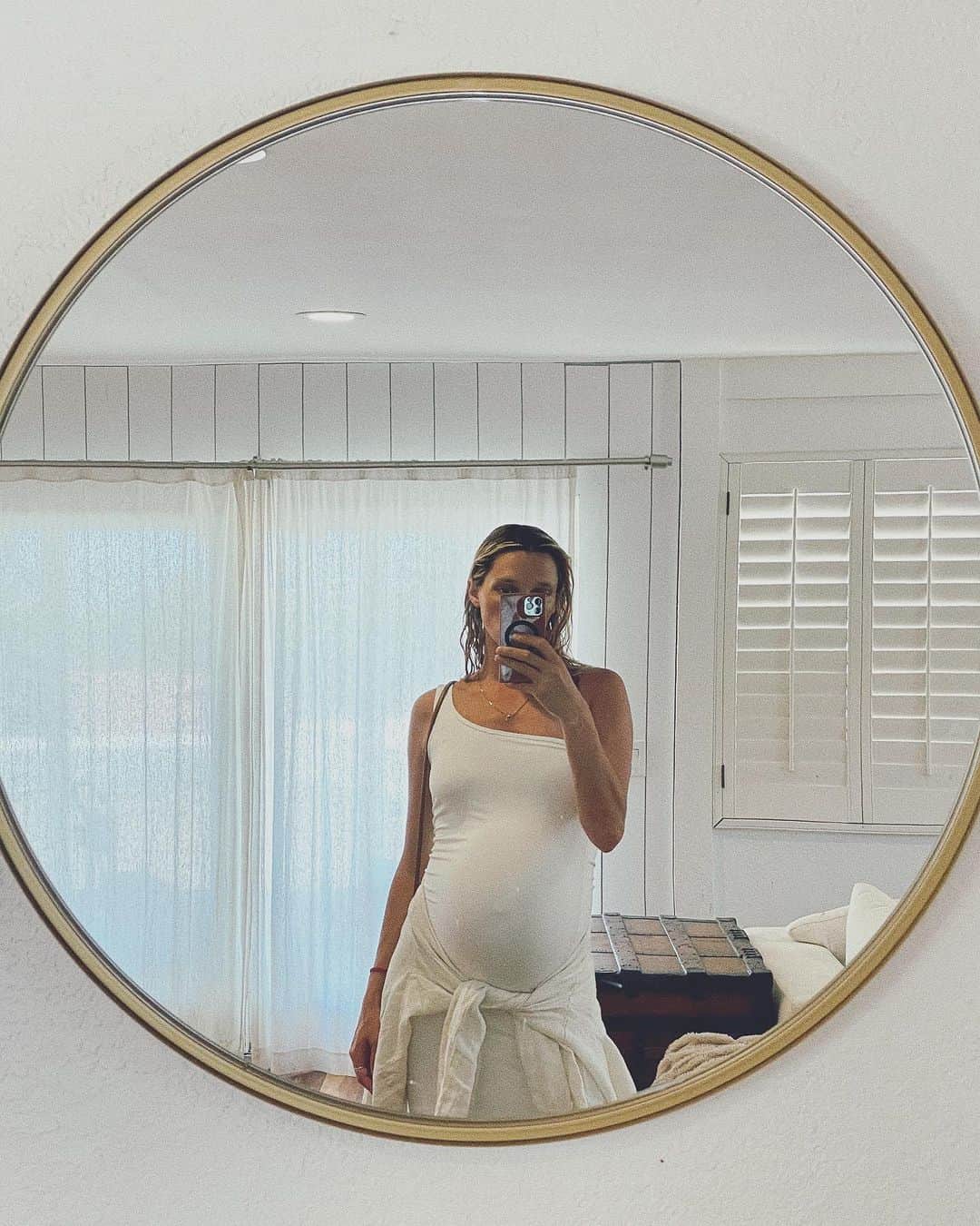 のインスタグラム：「I received this @bumpsuit dress months ago! Is sooo silky, soft. I guess it’s too silky soft because it slipped itself behind my dresser and hid from me there between the dresser and the wall until now! I had so many plans for this dress. Thankfully it didn’t miss my entire pregnancy. I spent so much time looking for this her, it drove me crazy. I couldn’t understand how a long, bright white dress could just go missing. I finally stopped looking for it later in m pregnancy when my body decided digging through my closet was too much of a chore. It’s soft and cozy that I actually napped in it today 😅 making up for lost time 🦢✨」