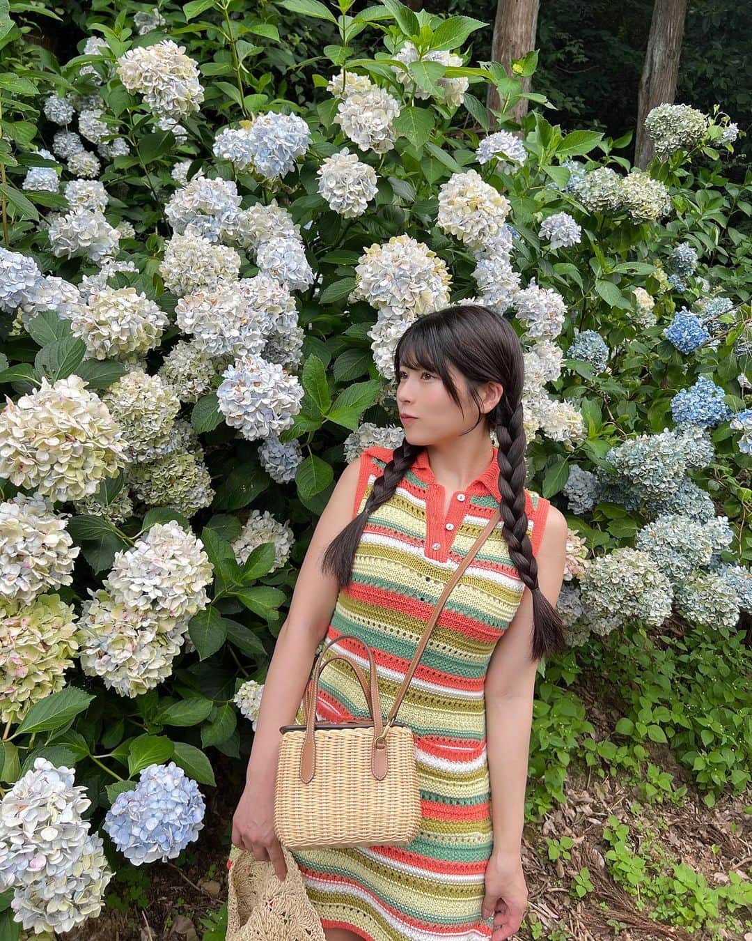 ちとせよしののインスタグラム：「前に運転の練習かねてちょこっと遠出したときの🚗³₃ 紫陽花ほとんど枯れてたからまた満開の時期に見に行きたいなぁ( >̶̥̥̥᷄д<̶̥̥̥᷅ )  釣りは暑すぎで諦めて、マスの蒲焼きだけ頂きました🤣  #サマーニット #zaraコーデ #かごバッグ #麦わら帽子 #三つ編み #紫陽花」