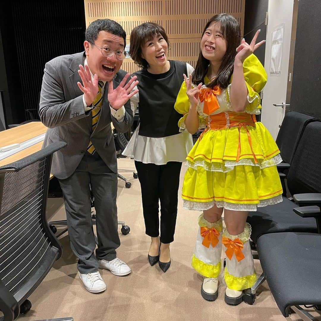 パーマ大佐のインスタグラム：「先日、仲良くさせて頂いてる 演歌歌手 #水森かおり さんのYouTube撮影に鳥ちゃんとお邪魔しました！ @kikuchan813   楽しくトークさせて頂きました！ 公開お楽しみに😌  #パーマ大佐  #アイドル鳥越」