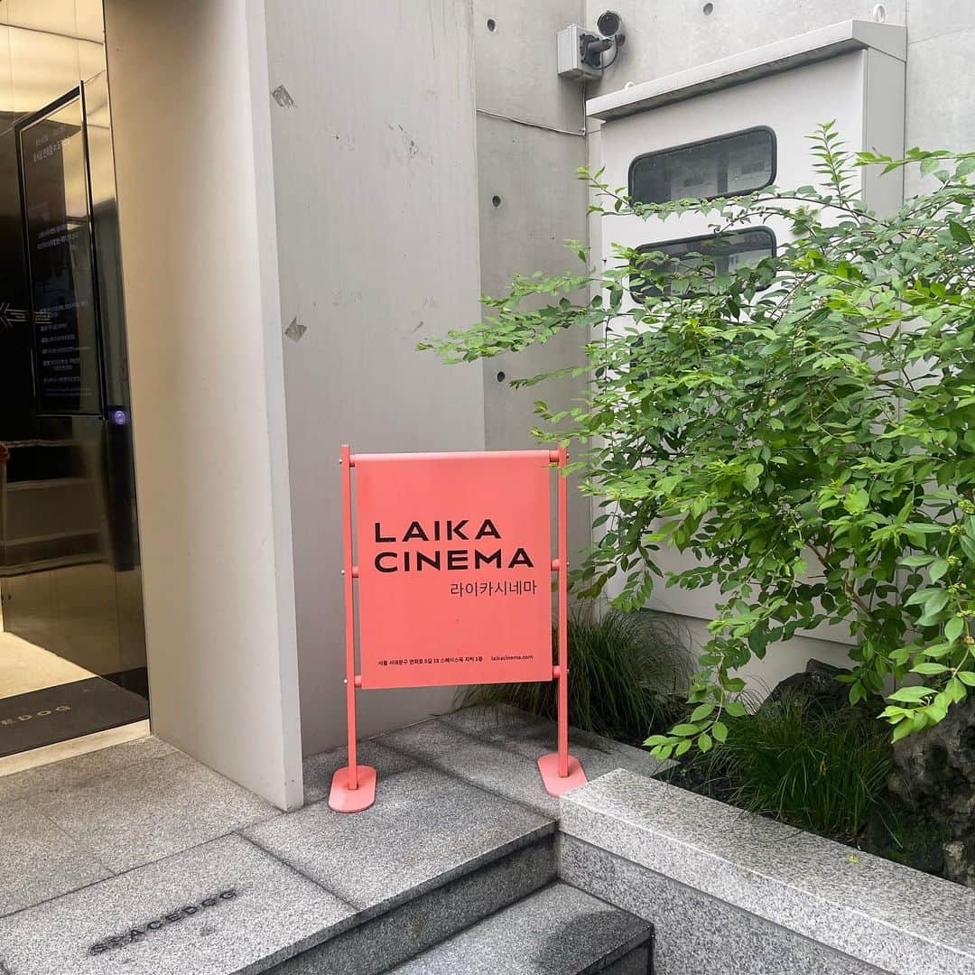 ユン・ウネのインスタグラム：「LAIKA CINEMA 🤍 하루에 영화 두 편 보기! 애스터로이드 시티 & 프란시스 하  개인적으로 ‘프란시스 하’재밌네~🙂」