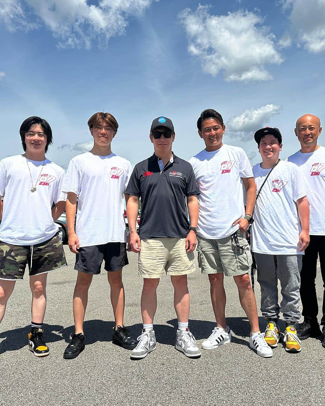 吉本大樹さんのインスタグラム写真 - (吉本大樹Instagram)「可夢偉 @kamuikobayashi の #NASCAR @nascar 参戦しかと見届けました。 自分もアメリカのレースにはずっと興味があって、何か得たいと思い同行しました。 結果は付いてこなかったけど決勝中のペースはトップ3位で走れていました。チームからの評価もとても高かった様です。また日本を代表してやってくれるでしょう👍🏻 NASCARはもっとアナログな感じなのかと思ったら全然めちゃくちゃハイテクでした。 レース後シャーロットへ飛び✈️、今回可夢偉が参戦したチーム @23xiracing のファクトリーにも行きました。マイケル・ジョーダンがオーナーのチームです。 ファクトリーはとてもデカくてキレイ。素晴らしいファクトリーでした。その後、 @joegibbsracing に行き、ファクトリーツアーをしてもらいました。 ヤバいです。写真や動画は撮れませんでしたが、大袈裟ではなく、F1チームをも上まるんではないかと言うほどの超ハイテク施設でした。 持ち込みセットアップが命な理由が良く分かりました。 「凄い」しか出てきませんでした。とにかく凄かった！ 日本のレースにも取り込める事沢山あるし、加速していかないとどんどん遅れると思いました。レベチです🥲 最後はTRD USAへお邪魔し、NASCARのシミュレーターやらせてもらいました。めっちゃ重たいw 15周ほどやらせてもらってタイムは可夢偉の2秒落ちでした😂 色々勉強になったアメリカ🇺🇸の旅でした！ 可夢偉ありがとう🙏🏻」8月16日 16時48分 - hiroyoshimoto