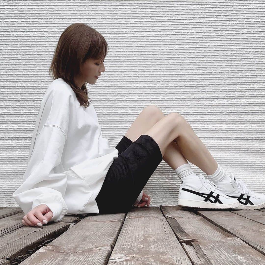 山本明果のインスタグラム：「⠀ ⠀ ⠀ ⠀ 🤍🩶🖤 ⠀ ⠀ 今の髪型お気に入り ⠀ ⠀ tops / #seable pants / #hm shoes / #asics ⠀ ⠀ @seable2016  販売中のロンTスウェットトップス。 シンプルで形もかわいくてポケットも付いて使えること間違いなしでオススメです。 夏終わったら色違いでたくさん着る。 ⠀ ⠀」