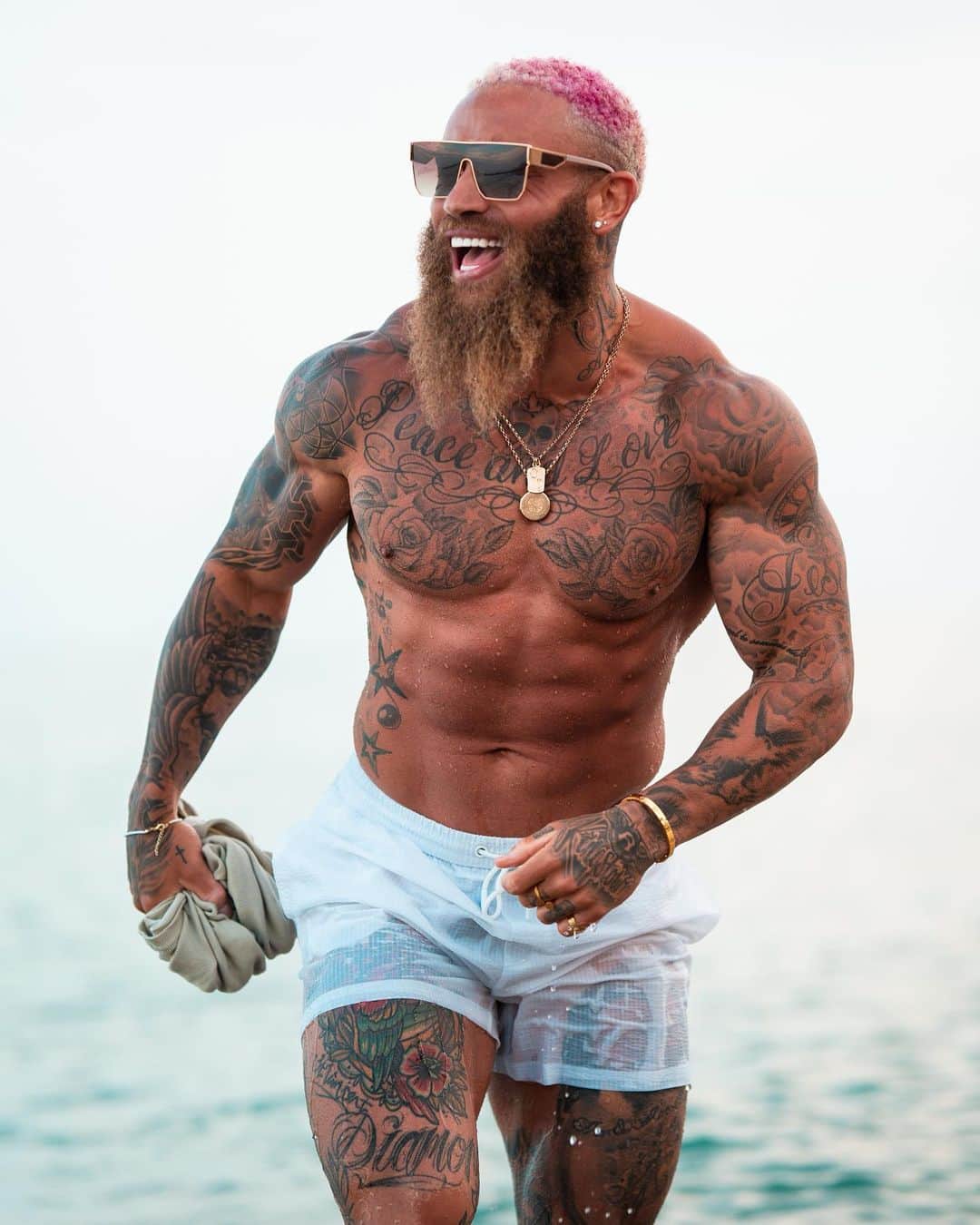 アシュリー・ケインのインスタグラム：「Forging a body that can work for 24 hours, on repetitive days, over 100s to 1000s of miles is something that needs rewarding, recovering and replenishing too... As long as it's quick, concise and doesn't take too much time or focus away from the next trip to hell and back! 🫡  What's next? 👀」