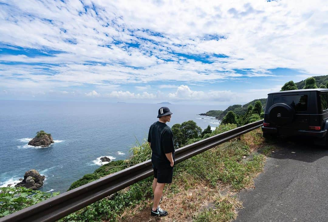 糸井嘉男のインスタグラム：「海の京都 海🌊空🌌青い わたしは黒い #絶景　#伊根町　#舟屋」