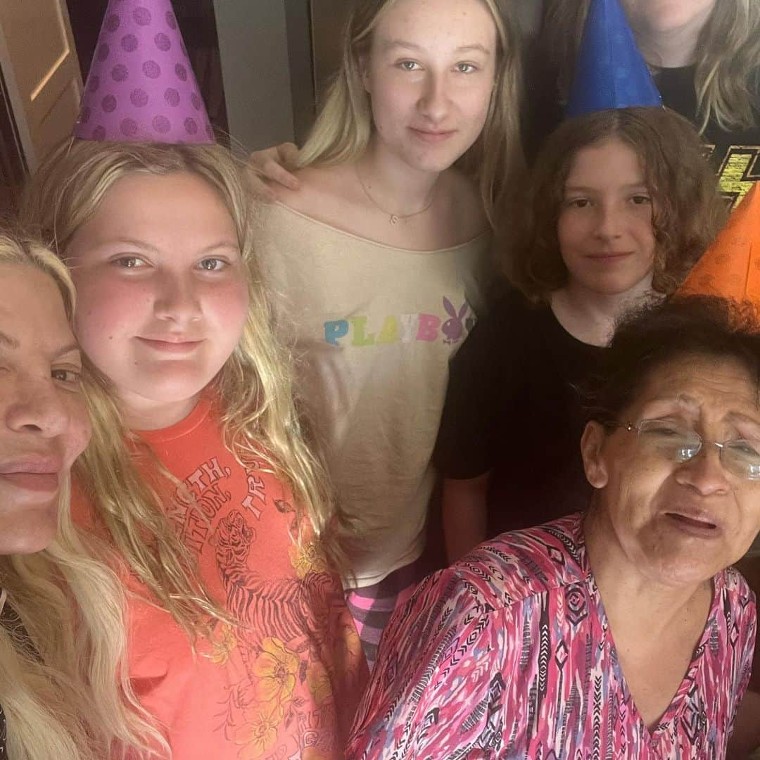 トリ・スペリングさんのインスタグラム写真 - (トリ・スペリングInstagram)「Happy 79 years young to spirit animal, mama, fur baby nana, my kiddo’s abuela. Isabel Carnero has been in my life since I was 13 years old. We’ve been on this crazy journey together every step of the way! Isabel is Beau’s favorite human. He runs to her when she arrives. They play and chat for hours. It’s so beautiful to see the unconditional love she has for me and my family. We love you with all outs hearts! Xoxo」8月16日 16時55分 - torispelling