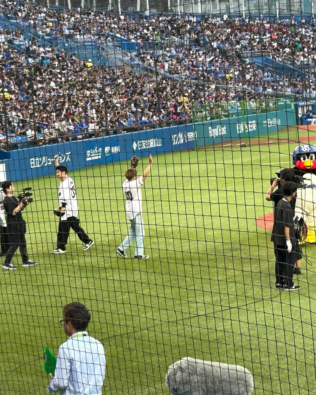 satomiさんのインスタグラム写真 - (satomiInstagram)「⚾️💄⚾️ ・ バウアー見たくて神宮球場へ⚾️ 始球式では白濱亜嵐も見れて最高でした！（8.15） ・ でも完全に焼けた笑☀️ そんな時は（@actyfree ）使って スキンケアしてます😊 PWハーブアクネウォーターで焼けたお肌ケアしてメルティウィンクリッチアンドスマイルで目や口元のエイジングケアしてるよ👀👄 ・ 汗かいてもニキビできなくて嬉しい😊 ・  #野球観戦 #神宮球場 #ヤクルトスワローズ #横浜ベイスターズ #つば九郎 #東京ヤクルトスワローズ #アクティフリー  #actyfree  #メルティウィンクリッチアンドスマイル  #台風 #白濱亜嵐 #EXILE #makidai #始球式 #レモンサワー #オスナ　復帰です #generations #live  #三代目jsoulbrothers #ldh  #岩ちゃん #岩田剛典　推し」8月16日 16時58分 - saatoomii47