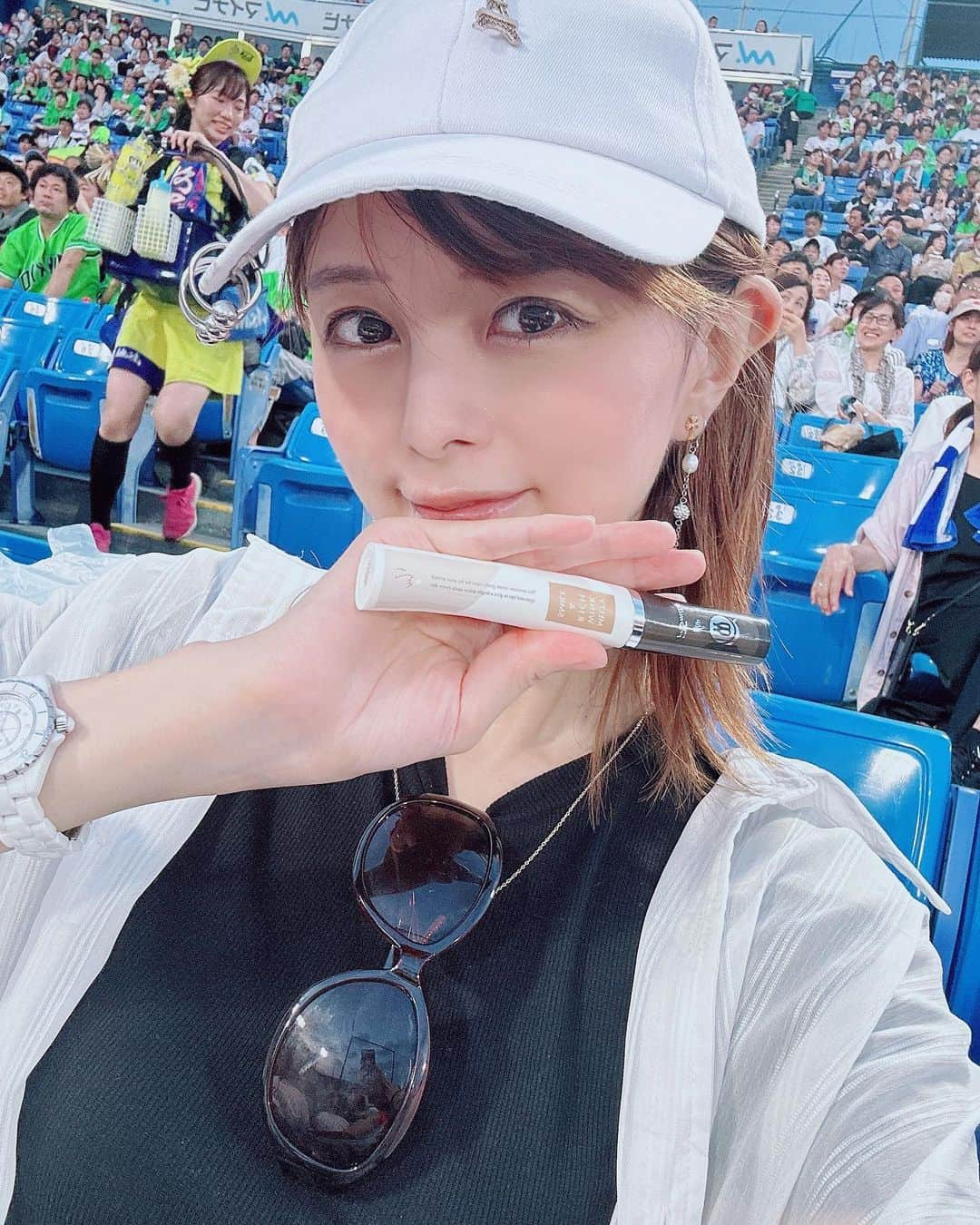 satomiさんのインスタグラム写真 - (satomiInstagram)「⚾️💄⚾️ ・ バウアー見たくて神宮球場へ⚾️ 始球式では白濱亜嵐も見れて最高でした！（8.15） ・ でも完全に焼けた笑☀️ そんな時は（@actyfree ）使って スキンケアしてます😊 PWハーブアクネウォーターで焼けたお肌ケアしてメルティウィンクリッチアンドスマイルで目や口元のエイジングケアしてるよ👀👄 ・ 汗かいてもニキビできなくて嬉しい😊 ・  #野球観戦 #神宮球場 #ヤクルトスワローズ #横浜ベイスターズ #つば九郎 #東京ヤクルトスワローズ #アクティフリー  #actyfree  #メルティウィンクリッチアンドスマイル  #台風 #白濱亜嵐 #EXILE #makidai #始球式 #レモンサワー #オスナ　復帰です #generations #live  #三代目jsoulbrothers #ldh  #岩ちゃん #岩田剛典　推し」8月16日 16時58分 - saatoomii47