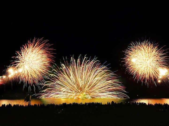 のインスタグラム：「. 夏は多くの人で賑わう、南紀白浜🌊小規模分散型の花火イベントが開催されており、次回は8/20と8/27に予定されています🎆  📷：@ukt21018 📍：白浜・串本エリア 白浜町  和歌山の写真に #nagomi_wakayama のハッシュタグをつけて投稿いただくと、その中から素敵な写真をリポストします😉 . . . #和歌山 #和歌山観光 #和歌山旅行 #わかやま #和みわかやま #wakayama #wakayamajapan #wakayamatrip #wakayamatravel #nagomi_wakayama #wakayamagram #夏祭り #花火 #お祭り #南紀白浜 #白良浜 #festival #japanesefestival #summerinjapan #fireworks #旅行 #国内旅行 #旅行好きな人と繋がりたい #観光 #travel #trip #travelgram #japan #travelphotography」