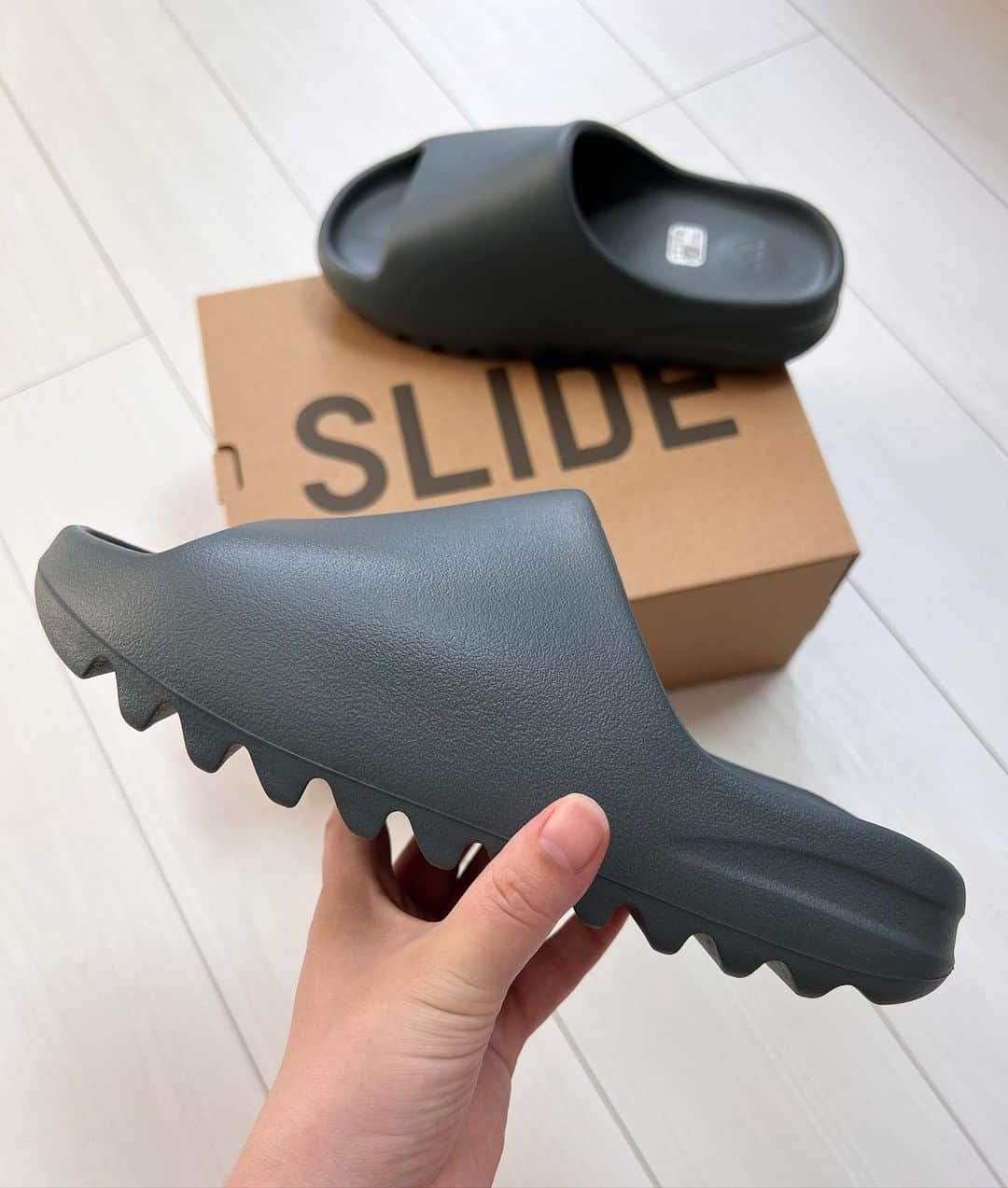 岩崎藍のインスタグラム：「. .  YZY SLIDE SLATE MARINE  1足欲しかった❤️ . . #adidas #yeezyslides #yeezy #slide #yeezyslide #adidasyeezy #カニエウエスト #kanyewest #kanye #yeezymafia」