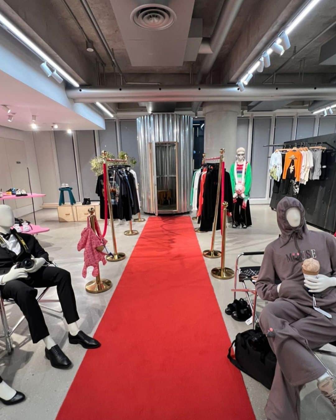 ダブレットのインスタグラム：「#DOUBLET and @taichi_shigenobu designed the space in @b1ock_store with the concept of "When you come out of the fitting room with your clothes on, there is a red carpet”  Zevidia, thank you for the wonderful opportunity, even though it is late.  Thank you 📷 @curtertee」