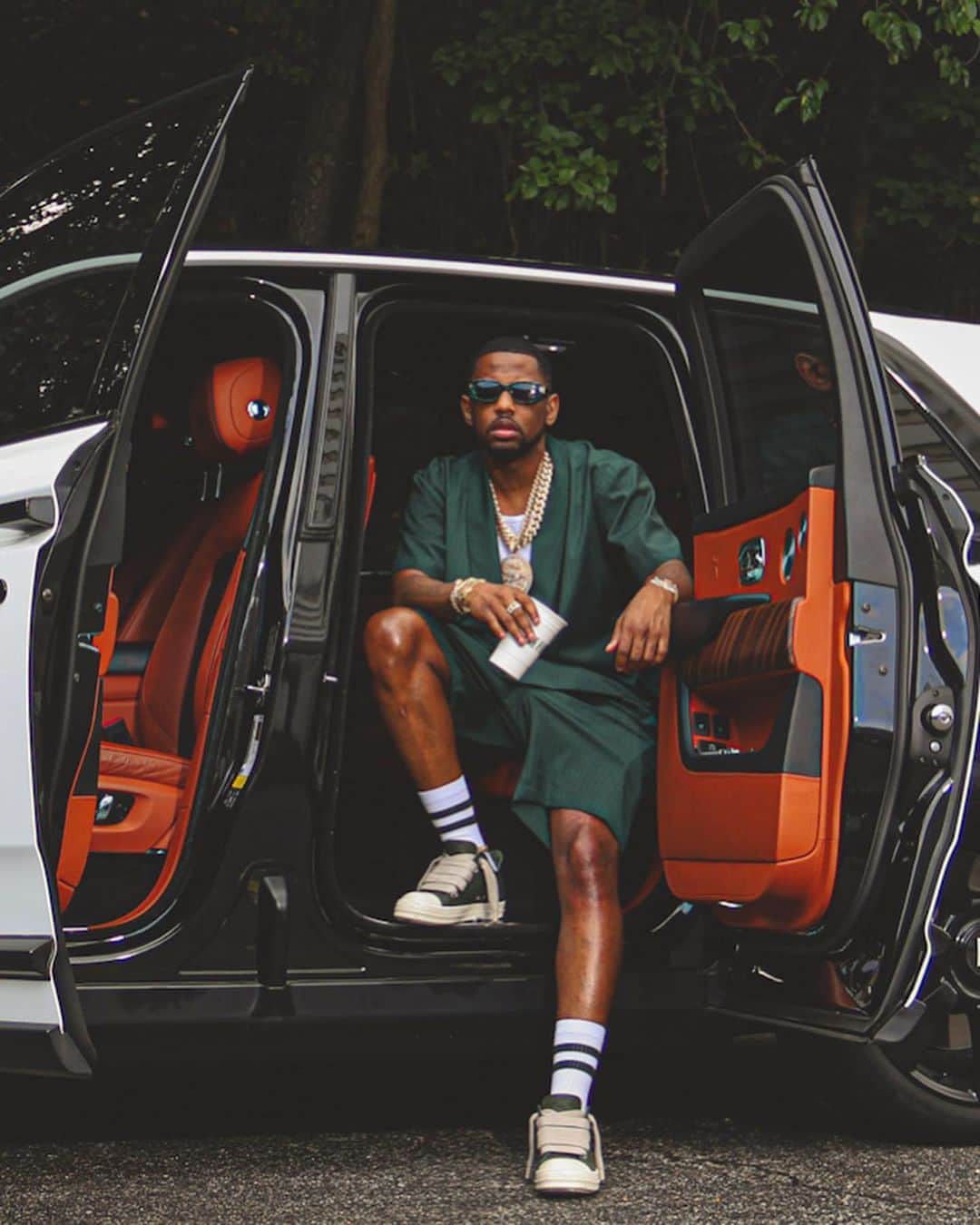 ファボラスのインスタグラム：「Tried to motivate them to get green, wit Benji’s 💸 They musta misunderstood it and got green wit envy 🤢 [shot by @officialjasmera]」