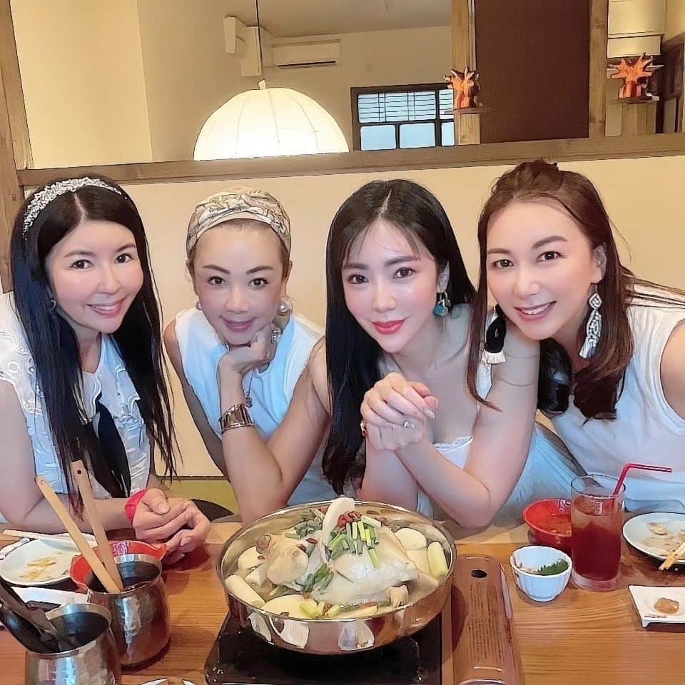 今堀恵理のインスタグラム：「私のオンラインサロンのメンバーと大阪観光して😆 美容に良いタッカンマリを食べに 「鉄板ぢどり焼きTARO 大阪福島本店」  @jidoriyaki_taro   2階のお座敷にて美味しいタッカンマリを食べて来ました💓 ダシの味も美味しいから、追いダシしまくり🤭 たれも癖になる味だよ  コースになってて 前菜も種類が多いです 鍋のしめのラーメンも美味しい デザートのプリンもお気に入り💕  １階の鶏焼きもリピートしてます  予約してから行って下さい💕  鉄板ぢどり焼 TARO 大阪福島本店 050-5600-4060 大阪府大阪市福島区福島3-7-24   #鉄板ぢどり焼TARO #タッカンマリ #韓国料理 #美肌 #オンラインサロン」